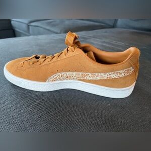 Woman’s puma suede brown classic NYC graffiti sneaker size 8